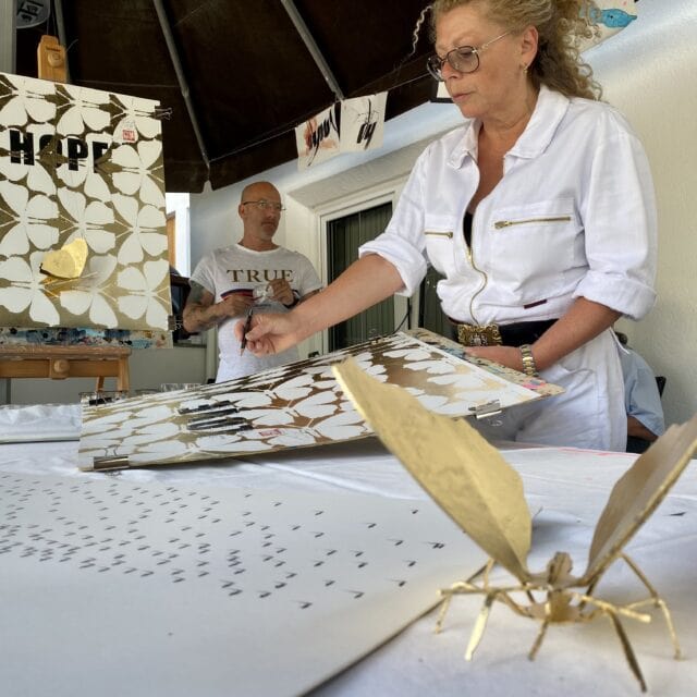 Farbenfrohes Kunsthandwerk am Naudererhof in Tirol, kreative Blattgestaltung, Handwerkskunst, bayerische Atmosphäre.