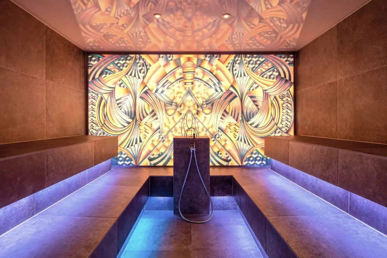 Bunter Hammam mit kunstvoller Lichtprojektion