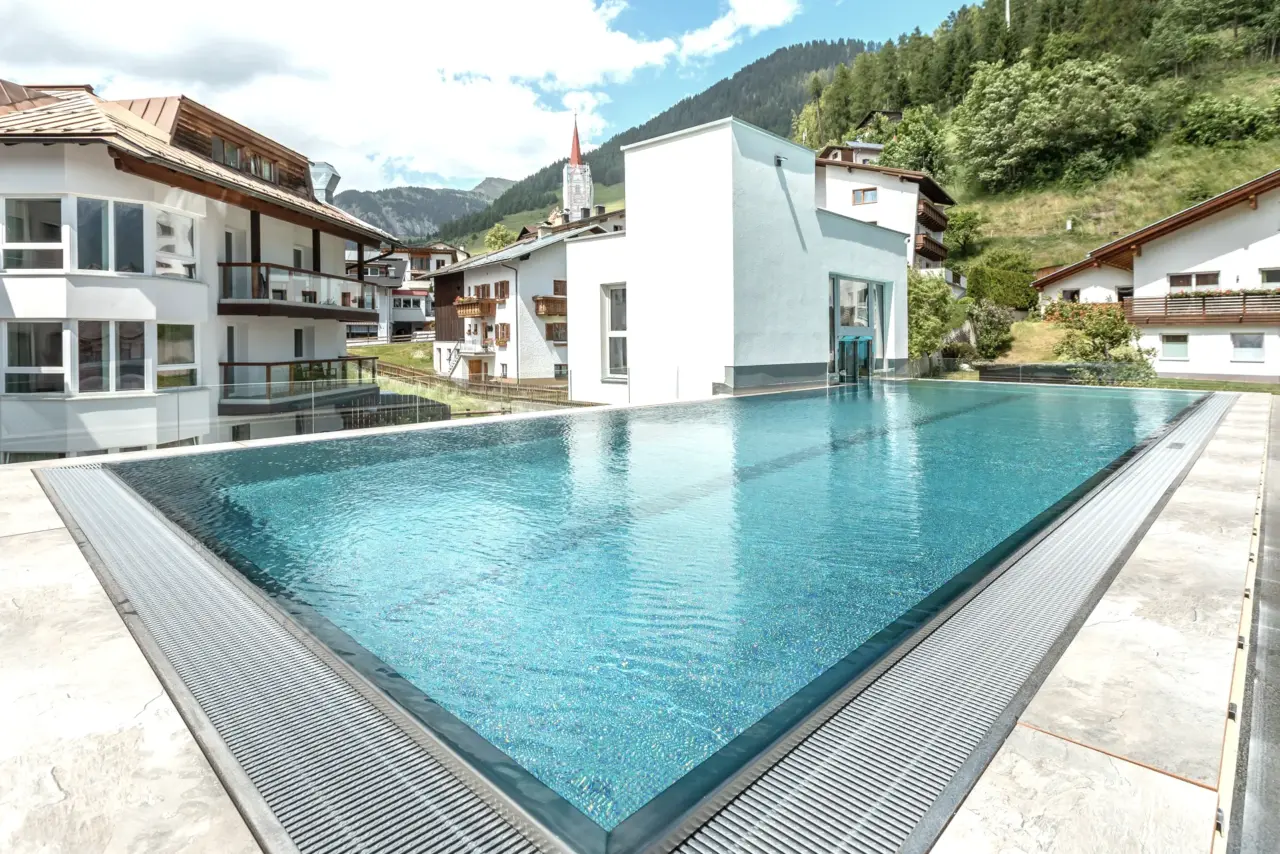 Hotelpool mit Bergblick, Sommer