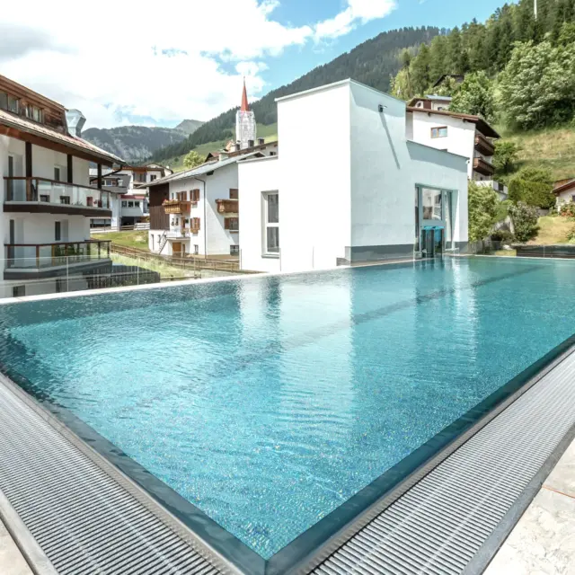 Hotelpool mit Bergblick, Sommer