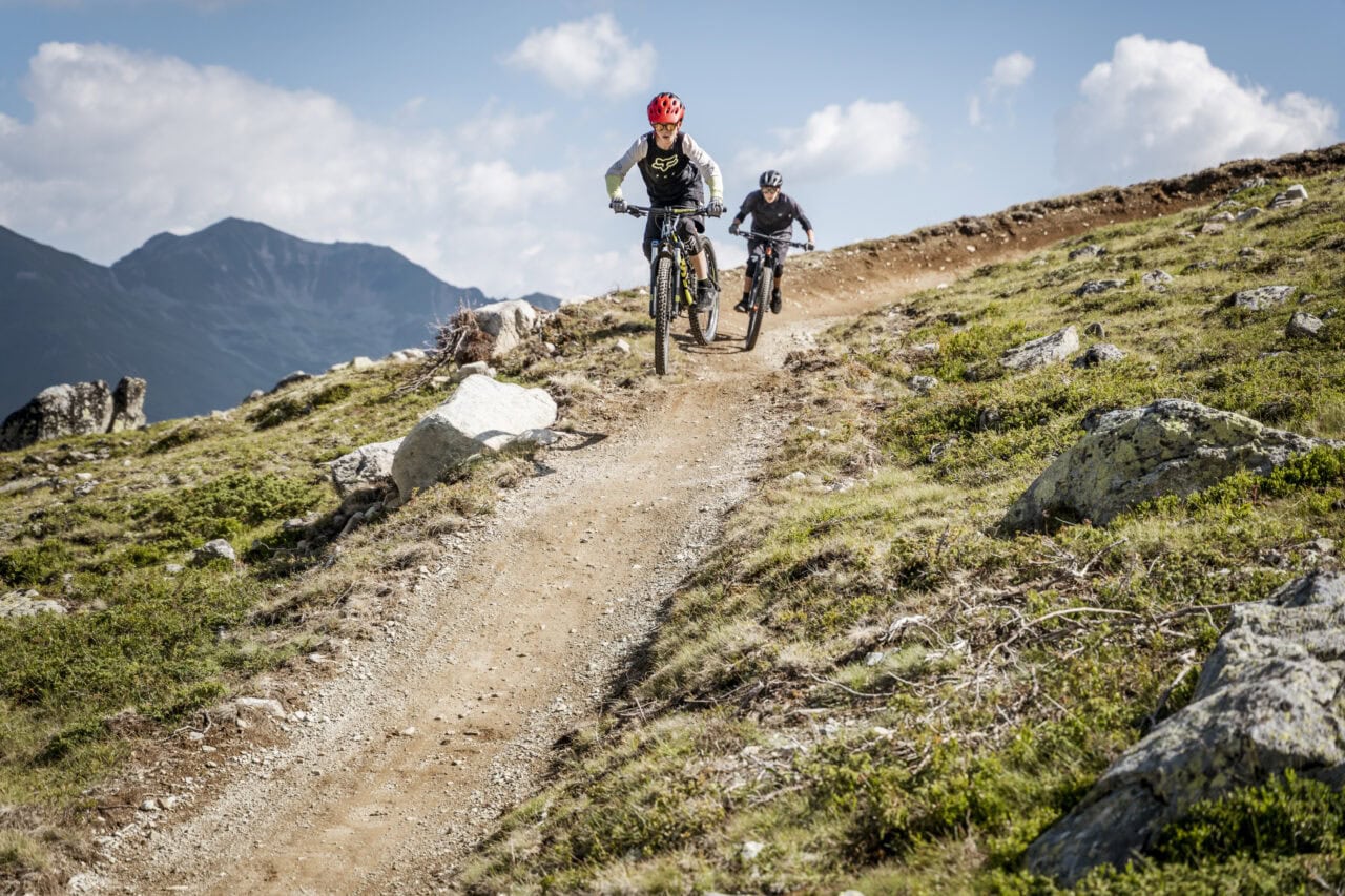 Zwei Radfahrer auf Bergweg mit Panorama