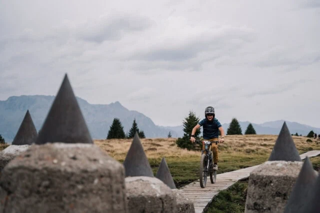 Mountainbiker auf Holzweg im Gebirge