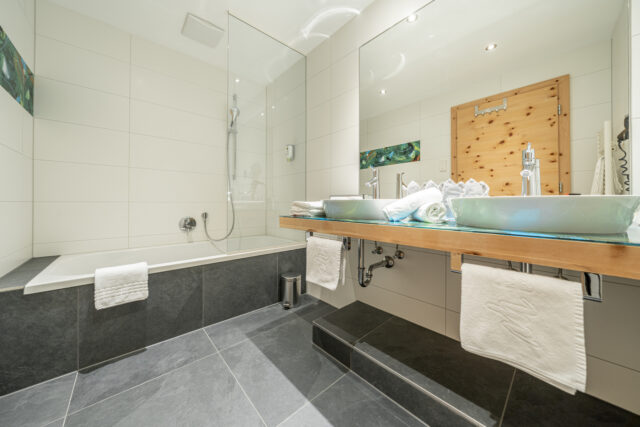 Modernes Badezimmer mit Badewanne und Waschbecken