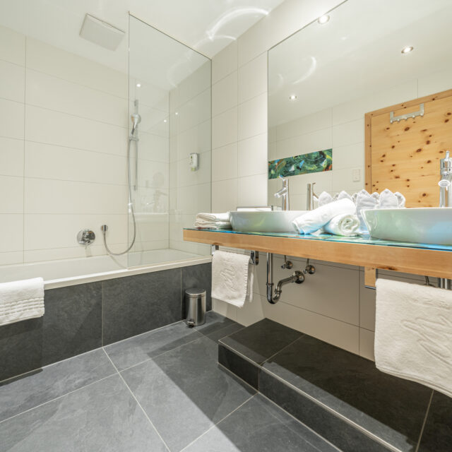 Modernes Badezimmer mit Badewanne und Waschbecken