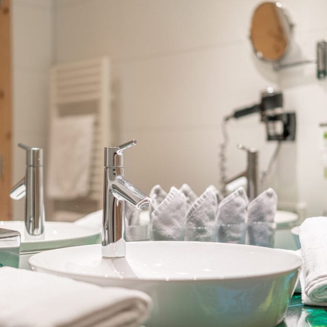 Modernes Badezimmer mit Waschbecken und Handtüchern.