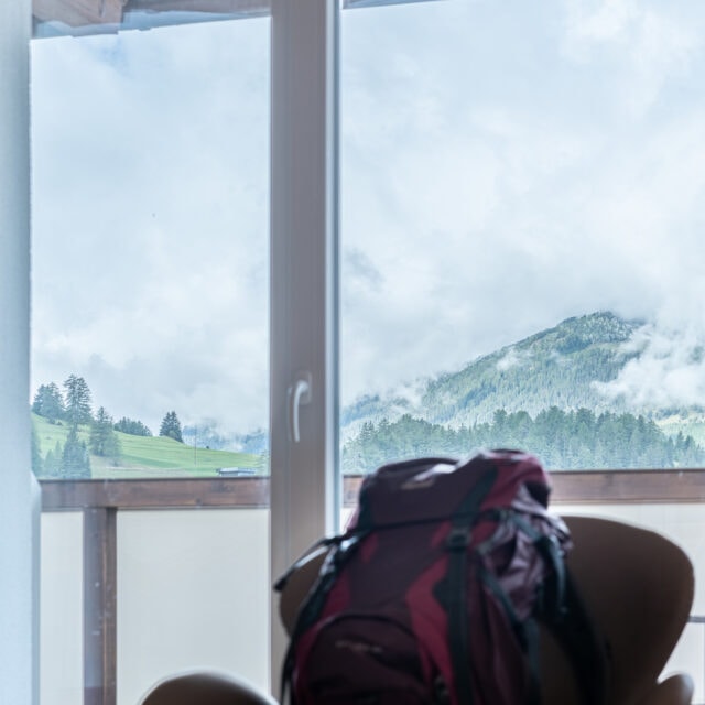 Aussicht auf bergige Landschaft durch Fenster.