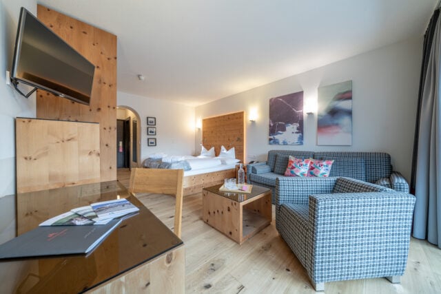 Gemütliche Hotelzimmer im Naudererhof mit modernen Holz- und Einrichtung, perfekt für Ihren Urlaub in Tirol.
