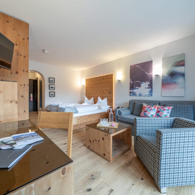Gemütliche Hotelzimmer im Naudererhof mit modernen Holz- und Einrichtung, perfekt für Ihren Urlaub in Tirol.