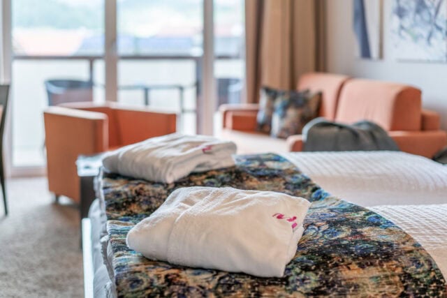 Gemütliche Hotelzimmer im Naudererhof mit komfortablen Betten und Handtüchern.