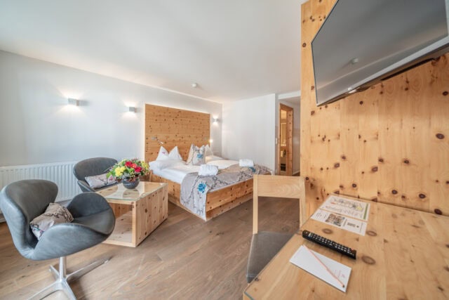 Gemütliches Hotelzimmer im Naudererhof mit Holzdetails und Komfort.