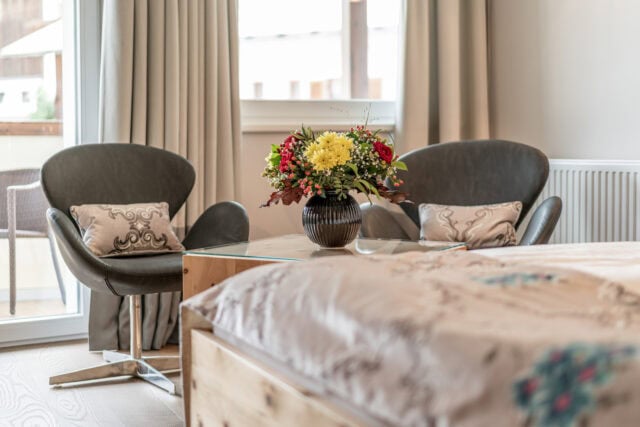 Blumenstrauß im stilvollen Hotelzimmer, gemütliches Ambiente, Naudererhof Urlaub.