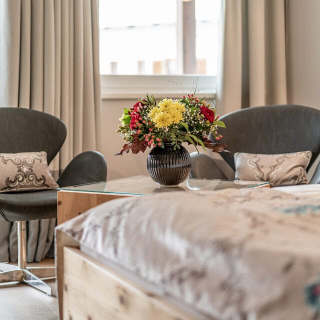 Blumenstrauß im stilvollen Hotelzimmer, gemütliches Ambiente, Naudererhof Urlaub.