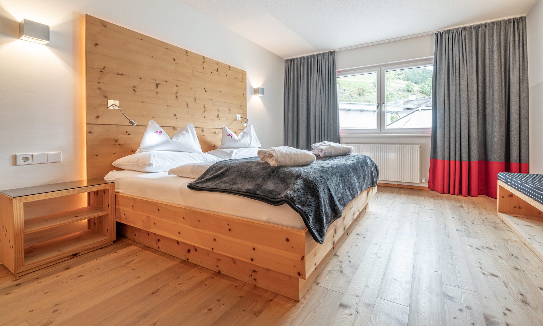 Gemütliches Schlafzimmer mit Holzausstattung