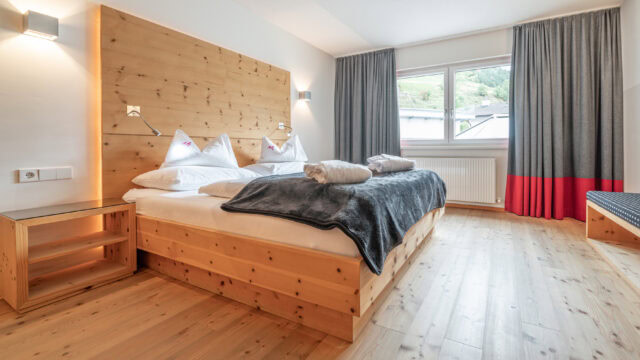 Gemütliches Schlafzimmer mit Holzausstattung