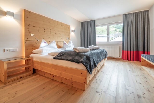 Gemütliches Schlafzimmer mit Holzausstattung