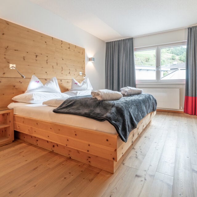 Gemütliches Schlafzimmer mit Holzausstattung