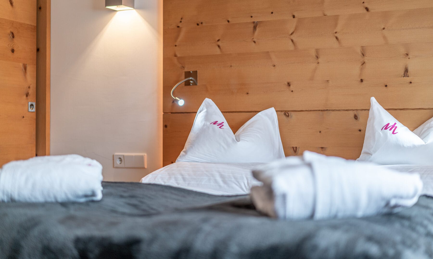 Gemütliches Hotelzimmer mit Doppelbett