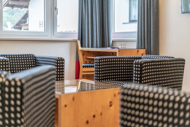 Gemütlicher Raum mit gepunkteten Stühlen und Tisch