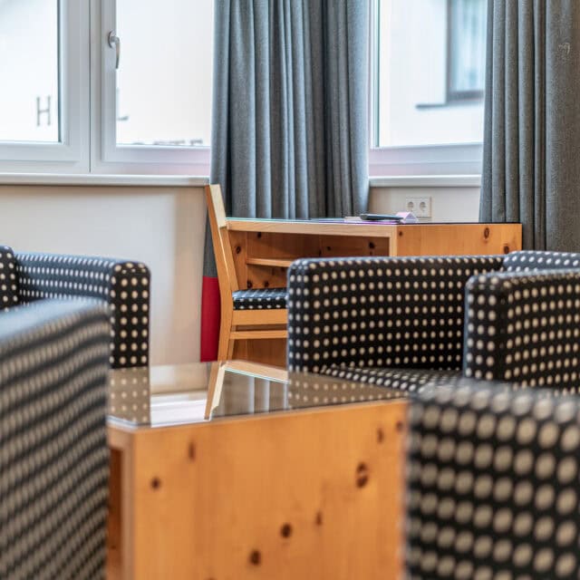 Gemütlicher Raum mit gepunkteten Stühlen und Tisch