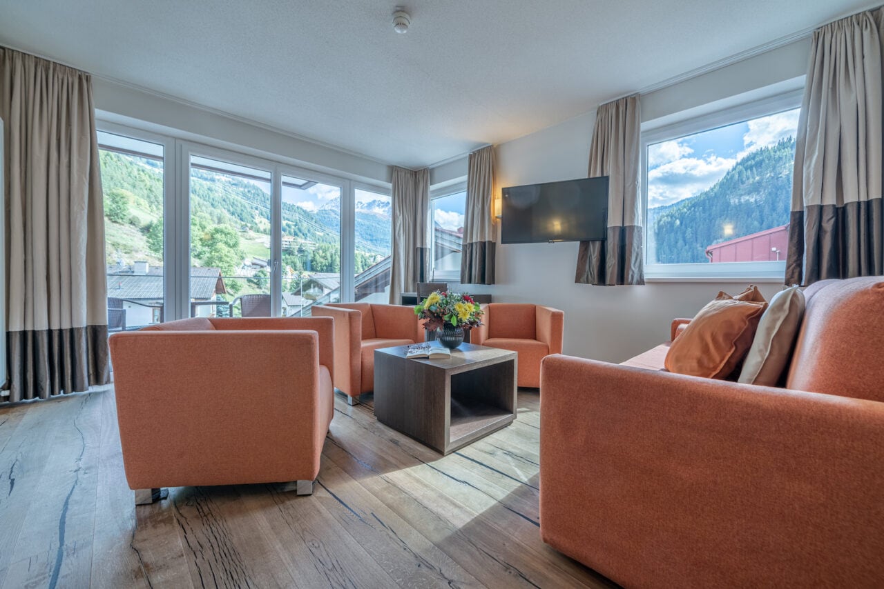 Gemütliches Wohnzimmer mit Bergblick