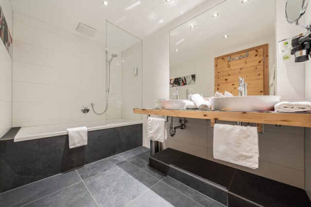 Modernes Badezimmer mit Dusche und Waschbecken