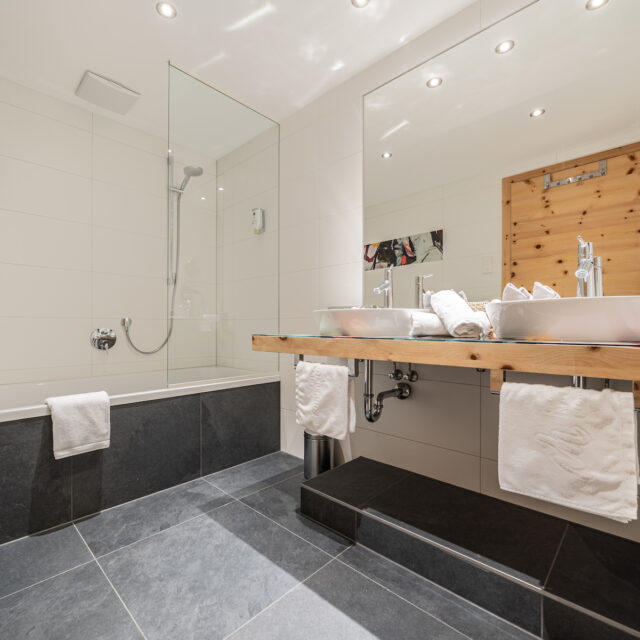 Modernes Badezimmer mit Dusche und Waschbecken