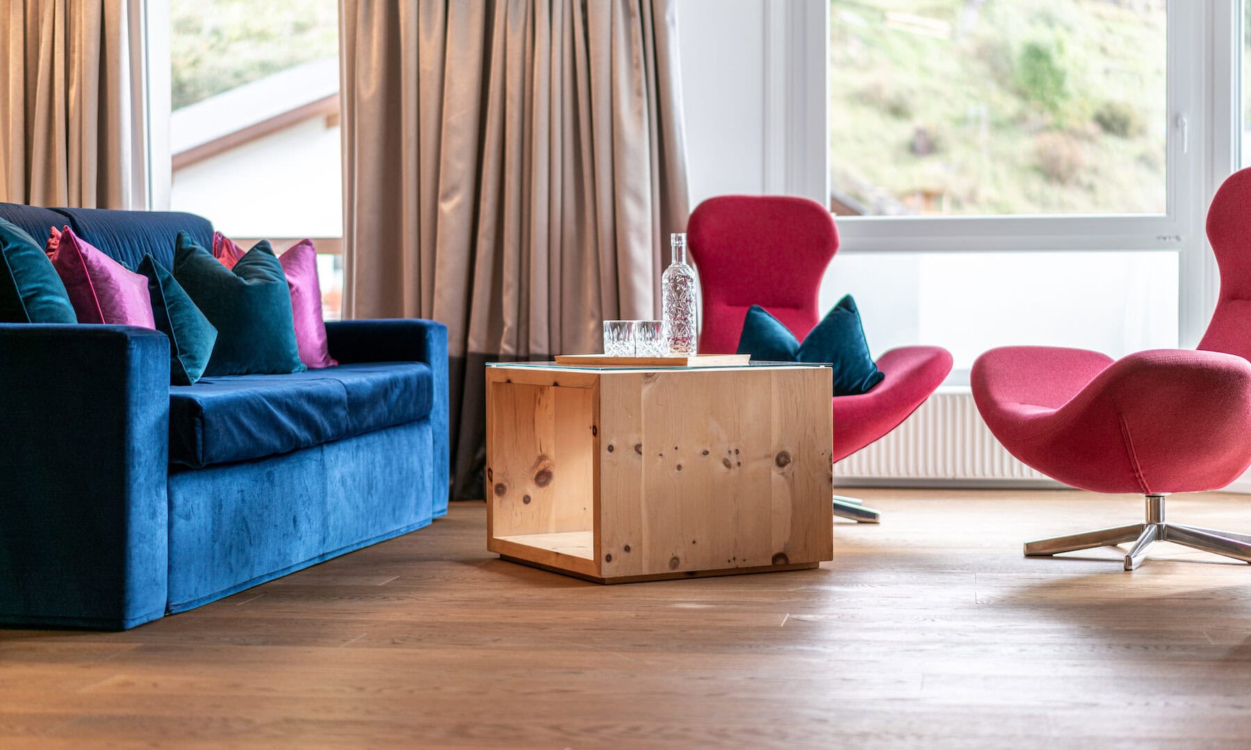 Modernes Wohnzimmer mit bunter Einrichtung