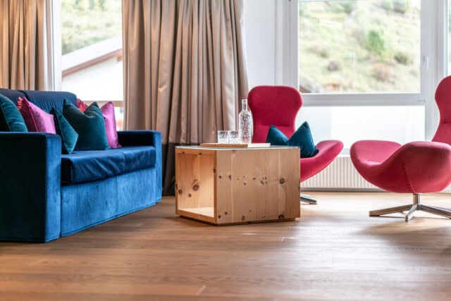 Modernes Wohnzimmer mit bunter Einrichtung