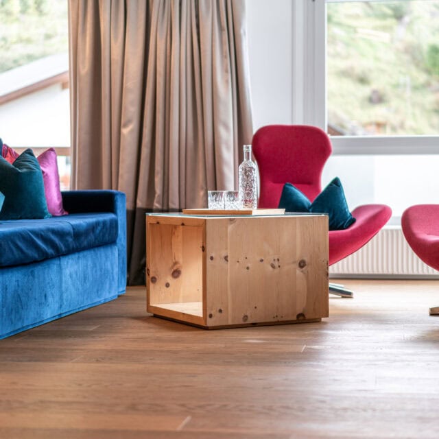 Modernes Wohnzimmer mit bunter Einrichtung