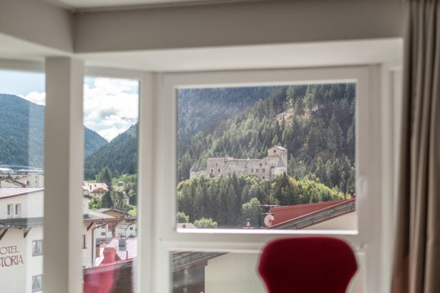 Blick aus Fenster auf Schloss und Wald
