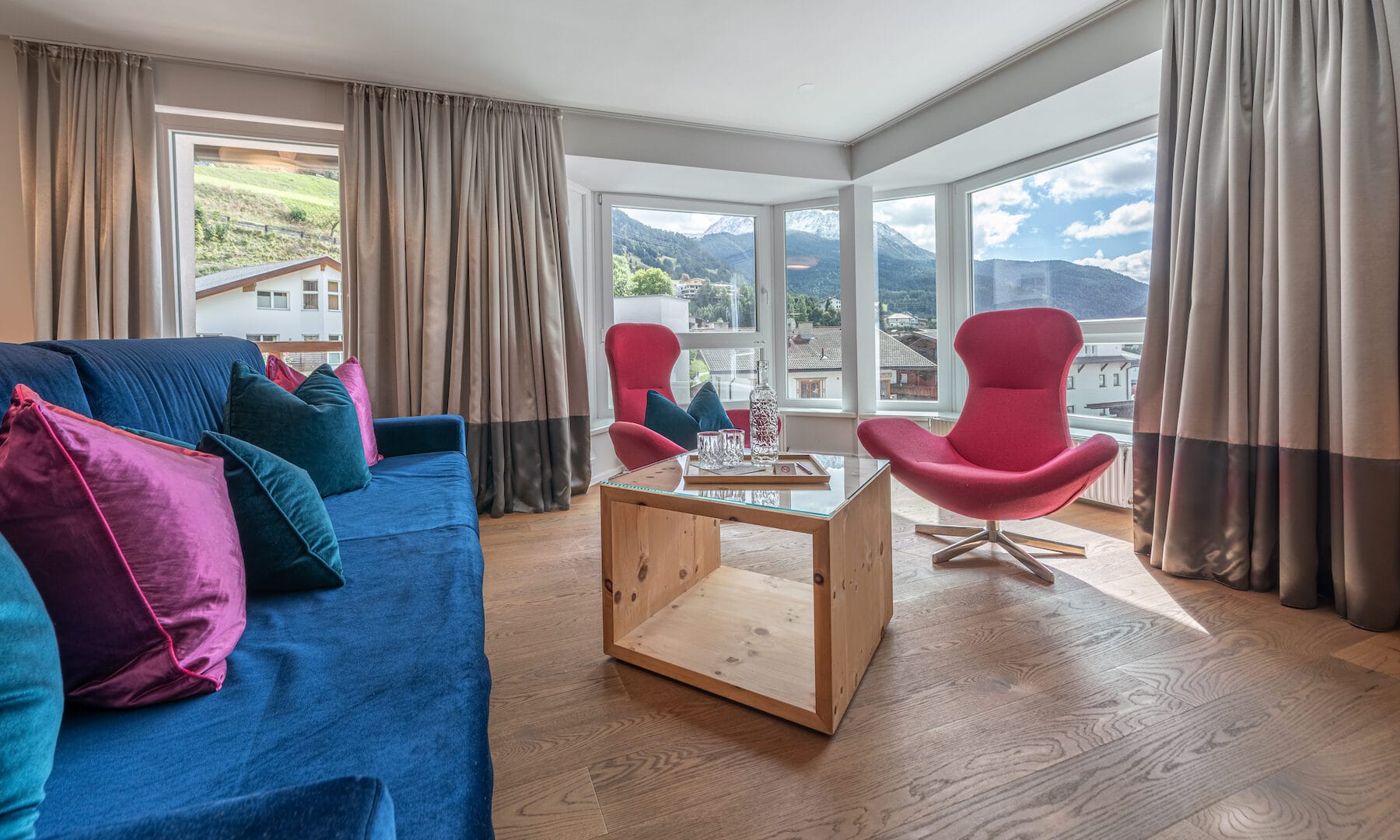 Modernes Wohnzimmer mit Panoramablick
