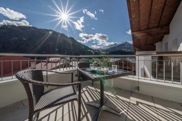 Sonniger Balkonblick auf Berge und Tal.