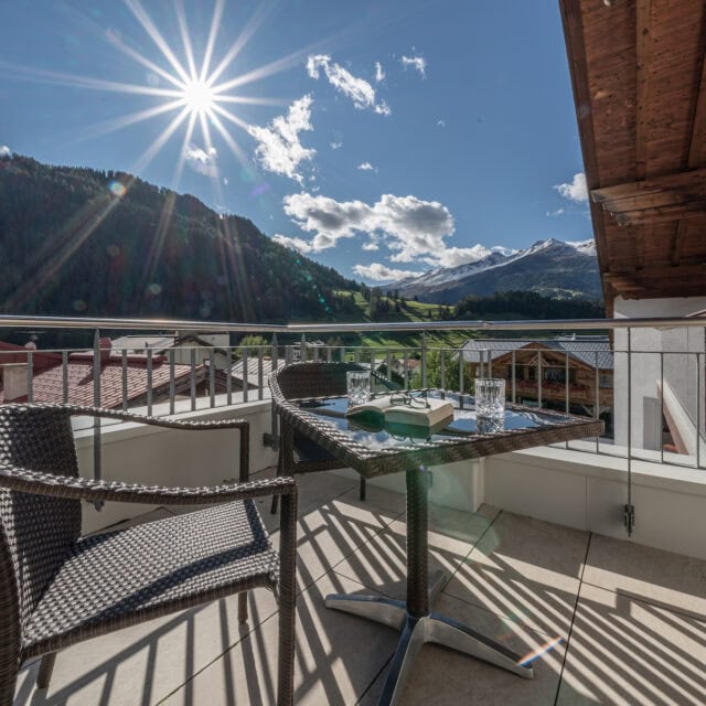 Sonniger Balkonblick auf Berge und Tal.
