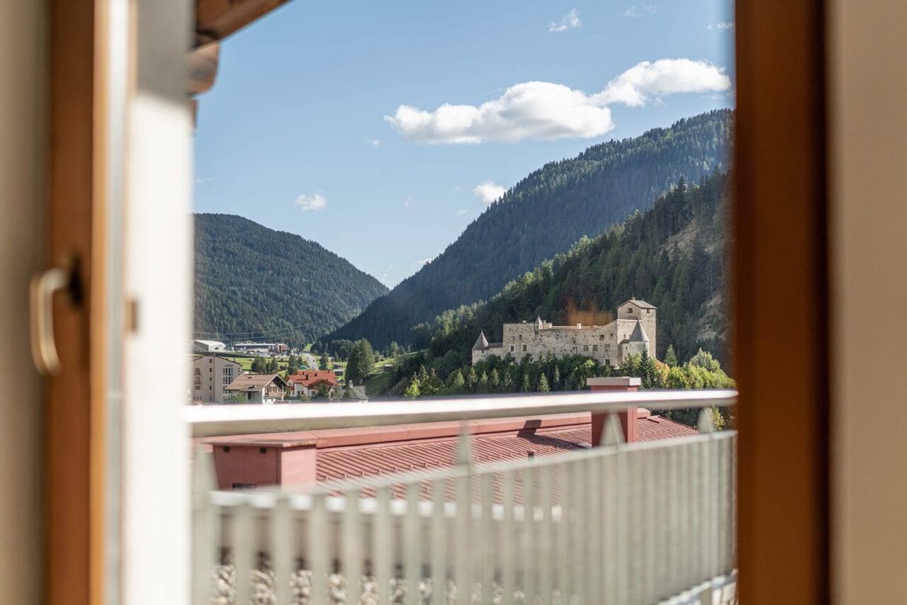 Bergpanorama und historische Burg am Naudererhof in Tirol.