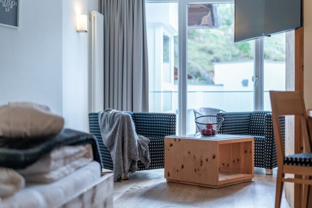 Gemütliches Wohnzimmer mit Sesseln und Tisch