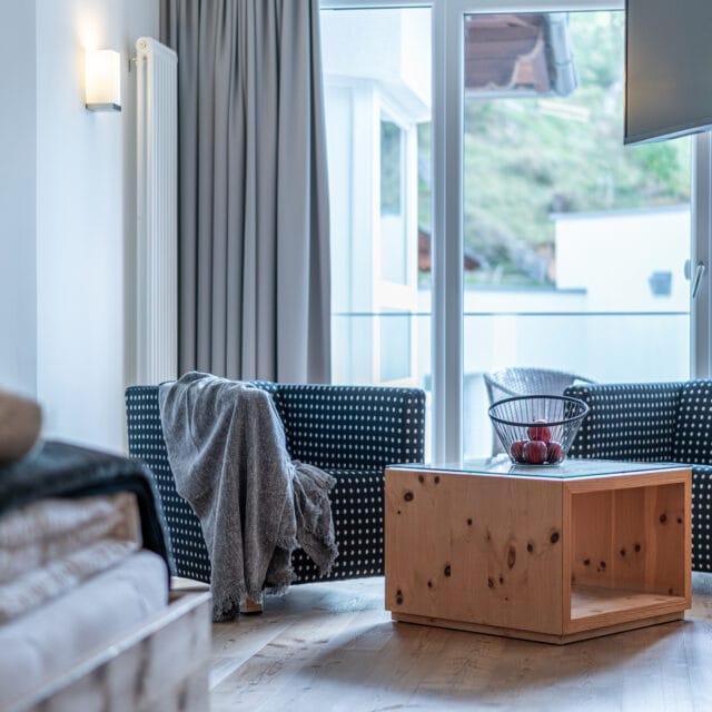 Gemütliches Wohnzimmer mit Sesseln und Tisch