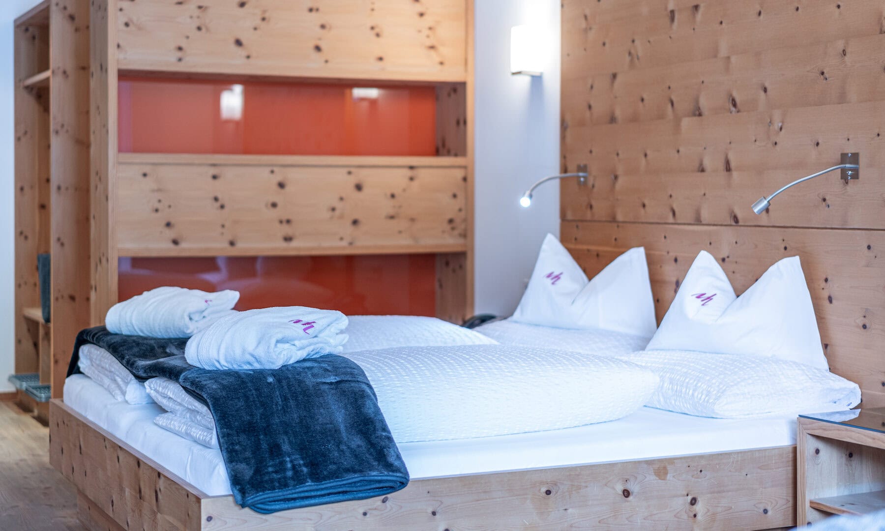 Hotelzimmer mit Holzmöbeln und Doppelbett