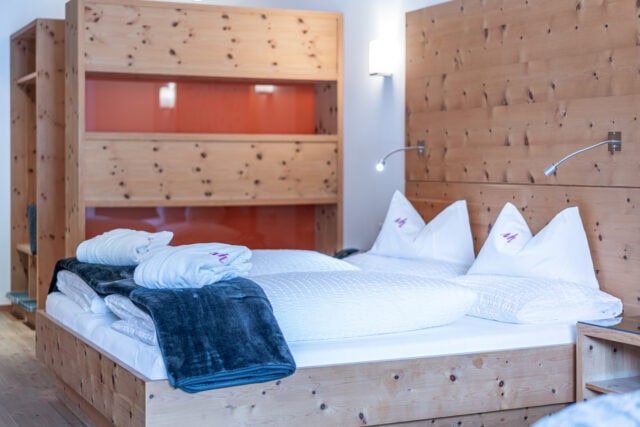 Hotelzimmer mit Holzmöbeln und Doppelbett