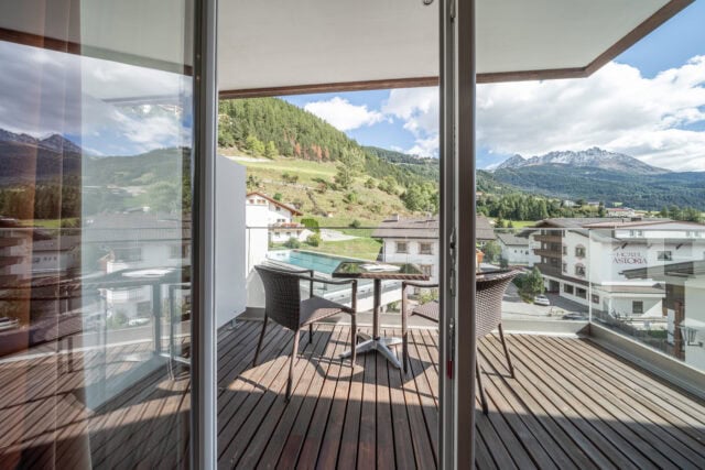 Balkonblick auf Berge und Dorf.