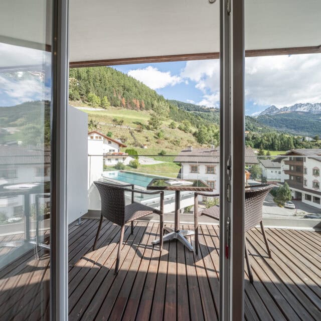 Balkonblick auf Berge und Dorf.