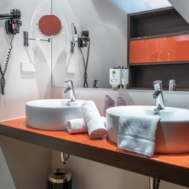 Modernes Badezimmer mit Doppelwaschbecken und Handtüchern