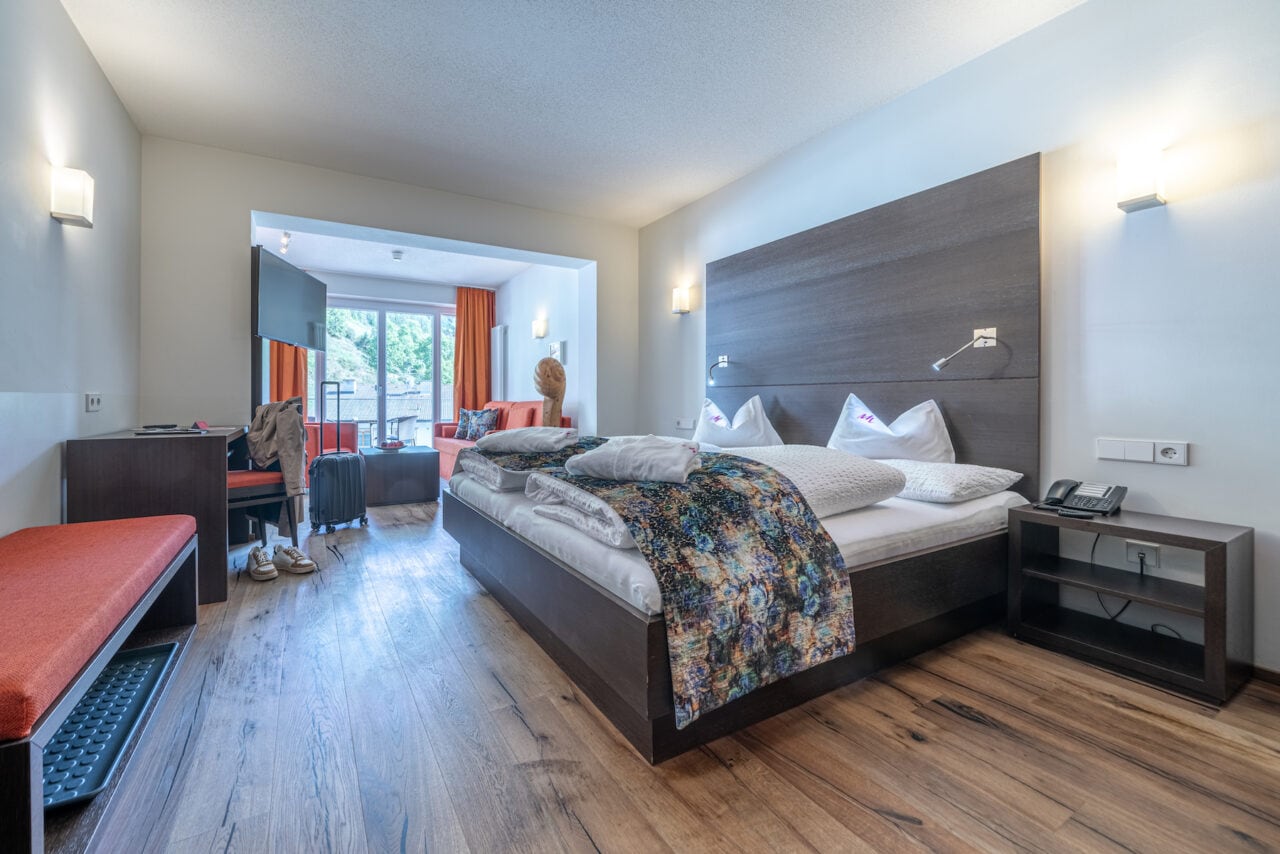 Gemütliches Hotelzimmer im Naudererhof mit viel Platz und komfortabler Ausstattung.