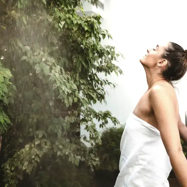 Natürliche Wellness Oase, Entspannung, Bergpanorama, Naudererhof, Urlaubsidylle in Tirol.