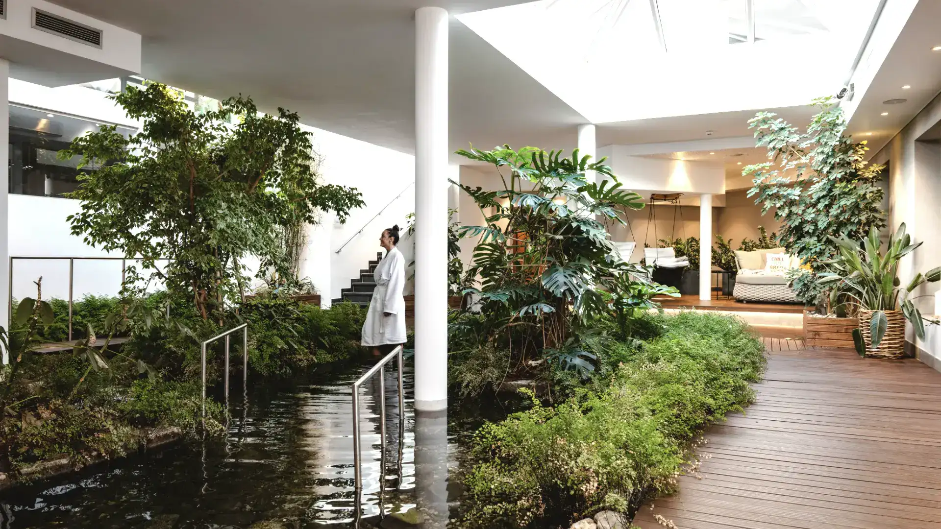 Modernes Spa mit Pflanzen und Wasserlandschaft