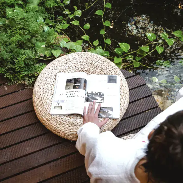 Entspannende Regentag im Naudererhof, Frau liest magazines am Seeufer, Natur, Ruhe, Erholung.