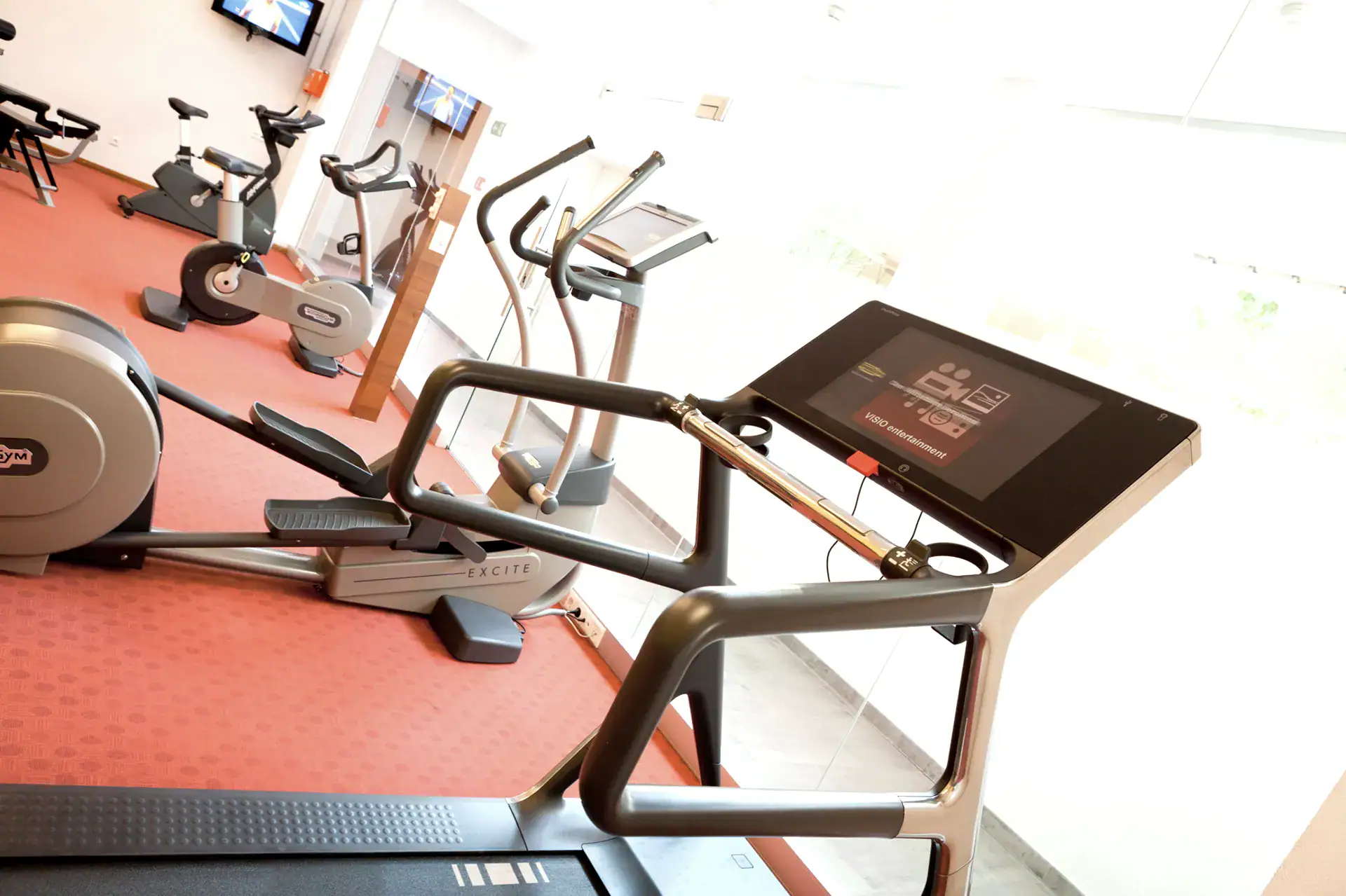 Fitnessstudio mit Laufband und Heimtrainer