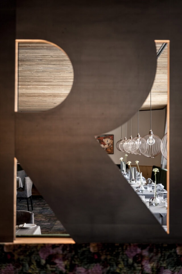 Moderne Restaurantdekoration mit hängenden Lampen