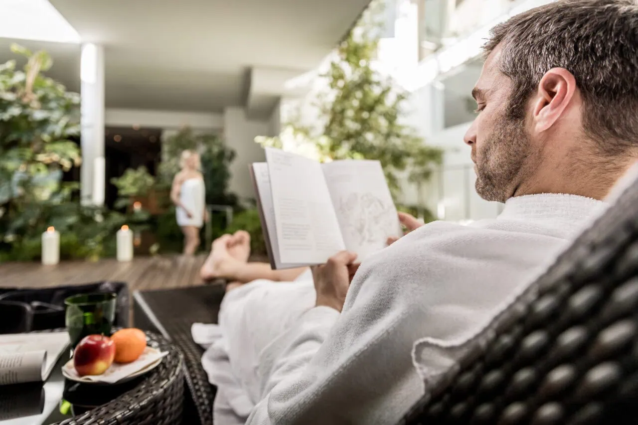 Entspannung im Spa-Bereich mit Buch und Obst