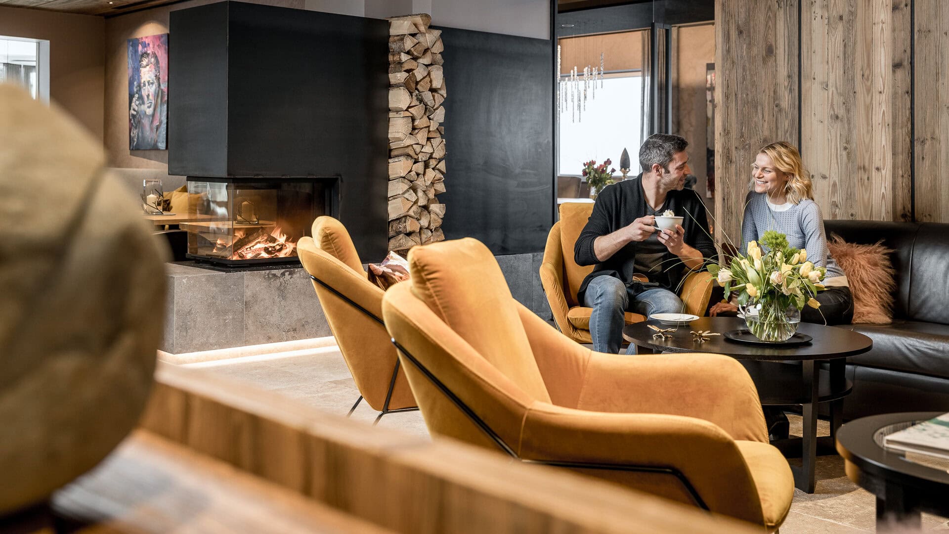 Paar entspannt am Kamin im gemütlichen Wohnzimmer.