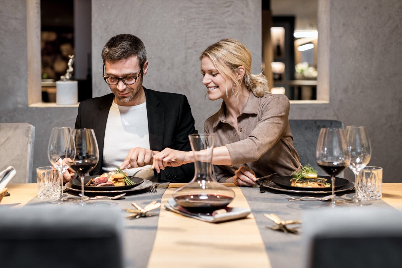 Paar genießt Abendessen im Restaurant